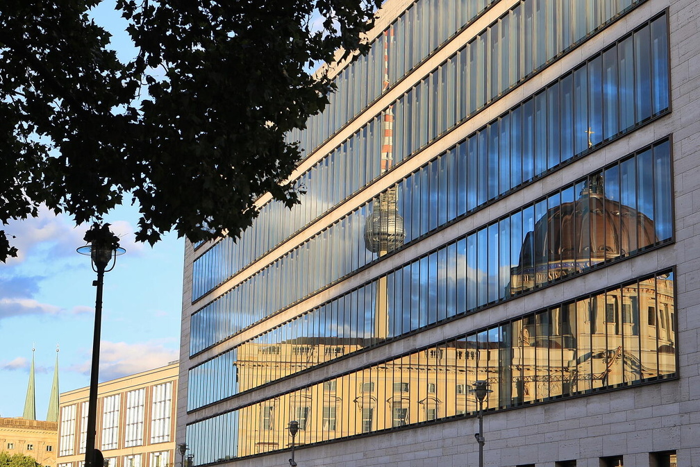 Berlin - Spiegelung (Humboldt Forum und Alex)