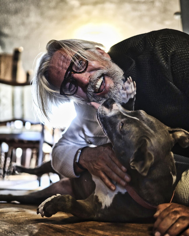Der eine spielt mit dem Hund ...